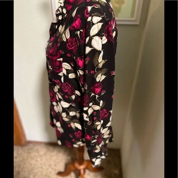 EUC Rock & Republic Adjustable Long Sleeved Button Down Top Size Medium #96 - Picture 2 of 6